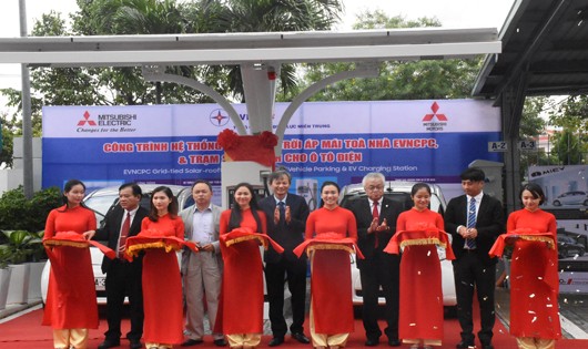 Lễ ra mắt dự án năng lượng mặt trời áp mái và trạm sạc điện nhanh đầu tiên tại Việt Nam