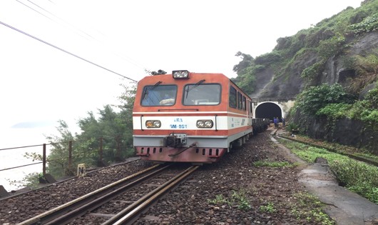 Vị trí hầm số 10 trên tuyến đường sắt Bắc- Nam qua hầm Hải Vân đang được khắc phục