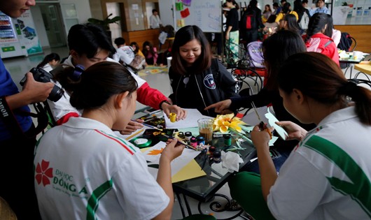 Sinh viên trường Đông Á tham gia chương trình 1.000 đóa hướng dương vì bệnh nhi ung thư