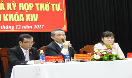 Ông Trương Quang Nghĩa (ngồi giữa) trả lời cử tri Sơn Trà.