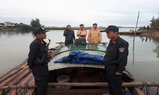 Lực lượng Cảnh sát đường thủy thuộc Phòng Cảnh sát giao thông tỉnh Quảng Nam triệt phá đường dây buôn bán gỗ lậu thả trên sông