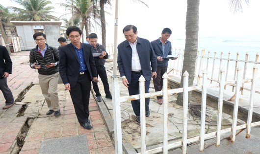 Chủ tịch Huỳnh Đức Thơ và lãnh đạo một số Sở liên quan đi thị sát, kiểm tra bờ biển sạt lở