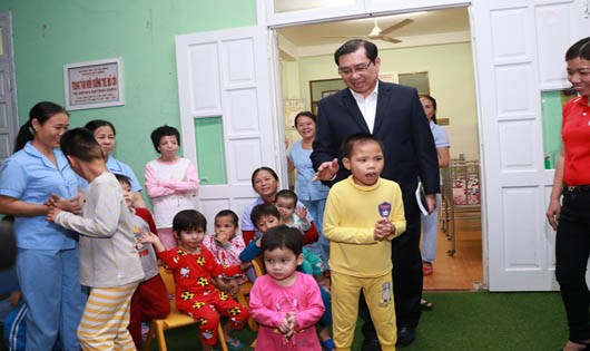 Chủ tịch Huỳnh Đức Thơ thăm và chúc Tết Trung tâm nuôi trẻ mồ côi