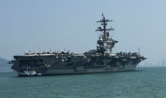Tàu USS Carl Vinson neo tại Vịnh Đà Nẵng.