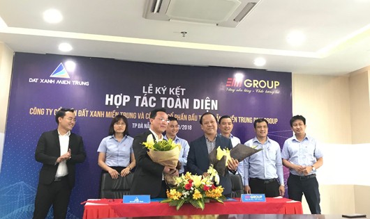 Lễ ký kết hợp tác giữa Công ty Đất Xanh Miền Trung và DMT Group