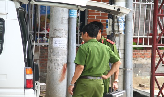 Các lực lượng chức năng có mặt tịa hiện trường để đưa nạn nhân về Bệnh viện Đà Nẵng tiếp tục điều tra
