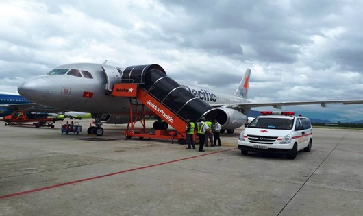 Hình ảnh cấp cứu hành khách tại Sân bay Đà Nẵng