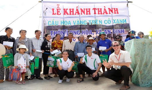 Sinh viên Đông Á đóng góp xây dựng cầu Hoa vàng cỏ xanh và hỗ trợ bà con ở Phú Yên