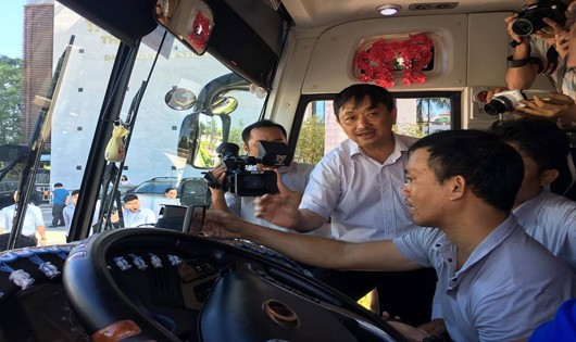 PCT UBND T. Đà Nẵng Đặng Việt Dũng kiểm tra việc lắp camera trên xe du lịch