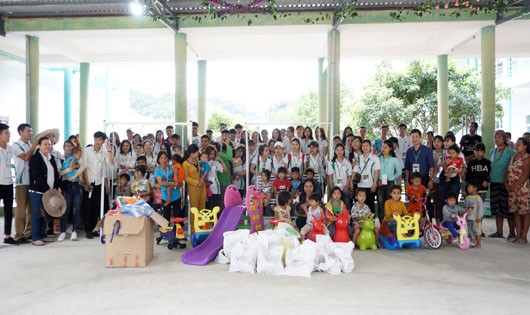 50 suất quà ấm áp đến với các em nhỏ và bênh nhân khó khăn tại Trung tâm ý tế huyện Tây Giang