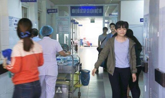 Khoa cấp cứu Bệnh viện đa khoa Đà Nẵng đang điều trị bệnh nhân trong gia đình bị ngộ độc