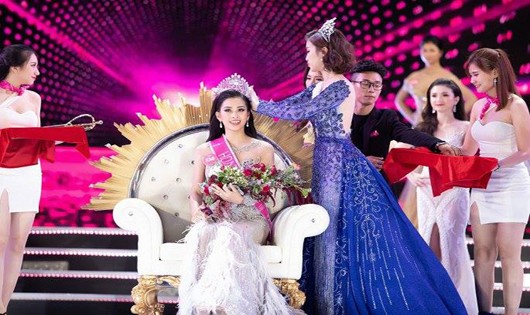Hoa hậu Trần Tiểu Vy trong đêm đăng quang (ảnh BM)