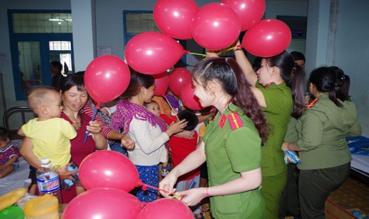 Các cán bộ, chiến sĩ PV06 Công an tỉnh Kon Tum trao quà trung thu cho bệnh nhi tại Bệnh viện đa khoa tỉnh Kon Tum