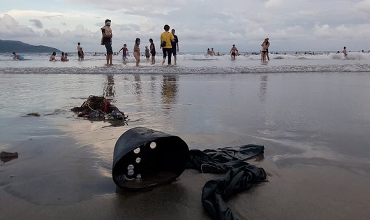 Rác thải táp vào bãi biển Đà Nẵng sau mưa.