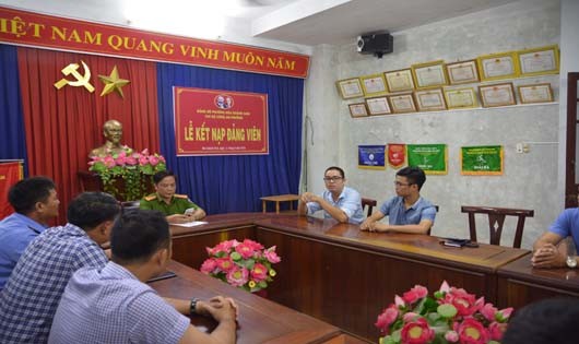 Phóng viên báo VTV News và báo Quân đội Nhân dân trình bày lại sự việc với Cơ quan chức năng