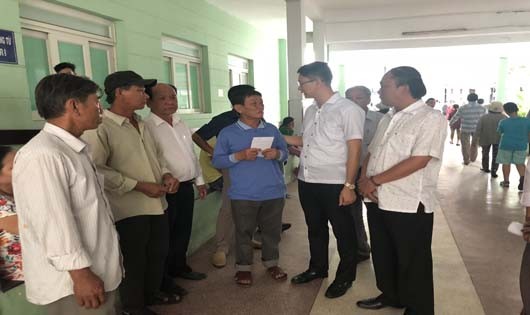 Lãnh đạo huyện Lý Sơn thăm và trao tiền hỗ trợ cho nạn nhân vụ nổ tàu
