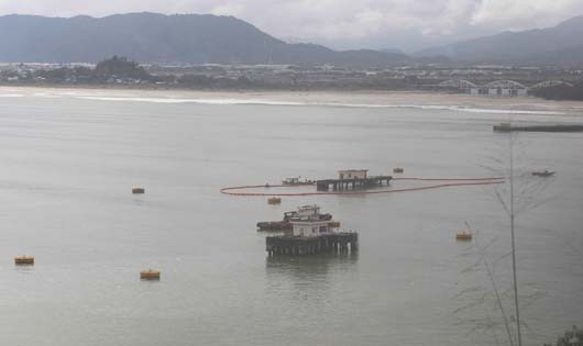 Quây ngăn tràn dầu tại khu vực cầu cảng