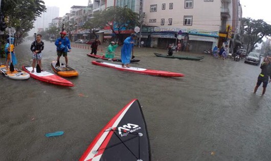 Hình ảnh chèo sup trên đường phố Đà Nẵng trong ngày ngập lụt