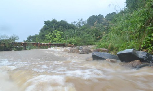Nước chảy mạnh gây sạt lở tại Bán đảo Sơn Trà