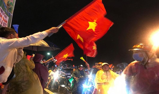 Cổ động viên Đà Nẵng xuống đường ăn mừng chiến thắng của đội tuyển Việt Nam