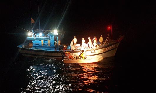 Tàu Sar 412 tiếp cận tàu ngư dân gặp nạn trong đêm