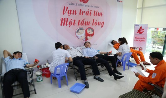 Cán bộ nhân viên EVNCPC hiến máu cứu người