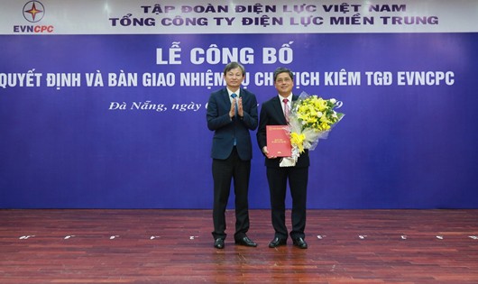 Ông Võ Quang Lâm nhận quyết định và hoa chúc mừng từ ông Trần Đình Nhân, Tổng giám đốc EVN