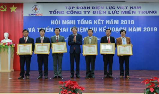 Ông Trần Đình Nhân Tổng giám đốc EVN trao bằng khen cho cá nhân tập thể có thành tích xuất sắc trong công tác năm 2018