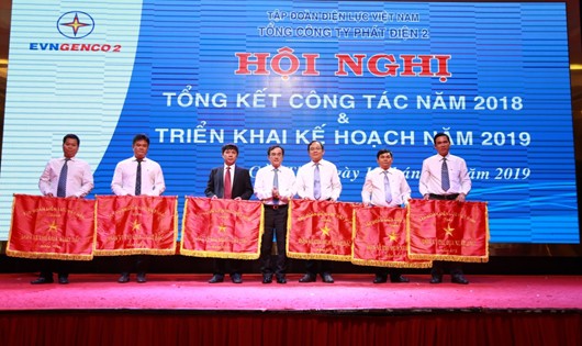 Ông Dương Quang Thành, Chủ tịch HĐTV EVN trao cờ thi đua cho các đơn vị đạt thành tích xuất sắc trong năm 2018