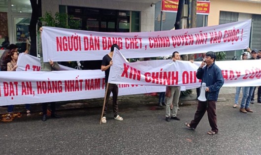 Người dân giăng biểu ngữ tập trung phản ứng đòi quyền lợi trong đầu tư đất đai ở các dự án trong khu vực Điện Bàn (Quảng Nam), giáp ranh Đà Nẵng
