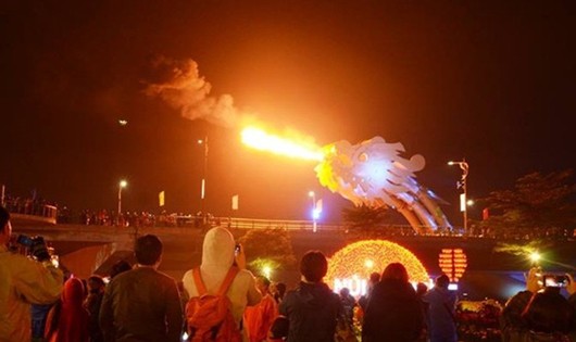 Cầu Rồng phun lửa tại Đà Nẵng