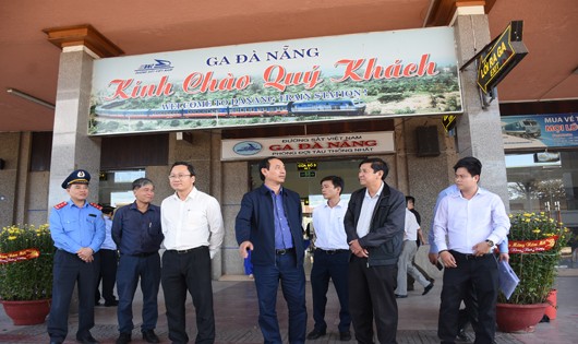 Thứ trưởng Bộ GTVT Lê Đình Thọ, PCT chuyên trách UBATGT Quốc gia Khuất Việt Hùng kiểm tra đột xuất tình hình vận tải dịp Tết Nguyên đán tại Đà Nẵng
