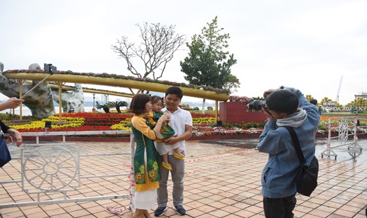 Một gia đình checkin đường hoa Đà Nẵng 2019