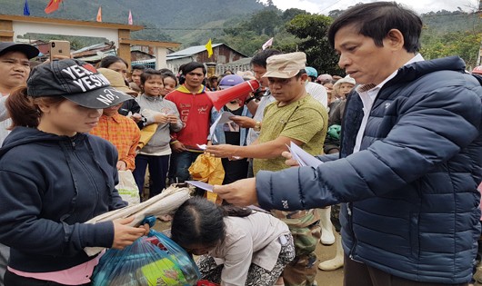 Doanh nghiệp tặng quà cho bà con tại huyện Phước Sơn (Quảng Nam) ăn Tết Kỷ Hợi 2019 