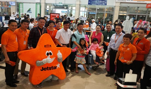 Hành khách nhận quà bất ngờ từ lãnh đạo Cảng HKQT Tân Sơn Nhất và Hãng Jetstar Pacific