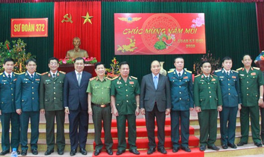 Thủ tướng Nguyễn Xuân Phúc thăm, chúc Tết và kiểm tra công tác chiến đấu tại Sư đoàn không quân 372