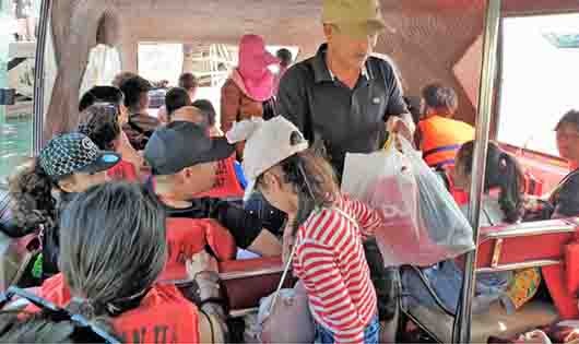 Hành khách bị chèn thêm người khi đi trên tàu cao tốc từ Cù Lao Chàm về Của Đại Hội An