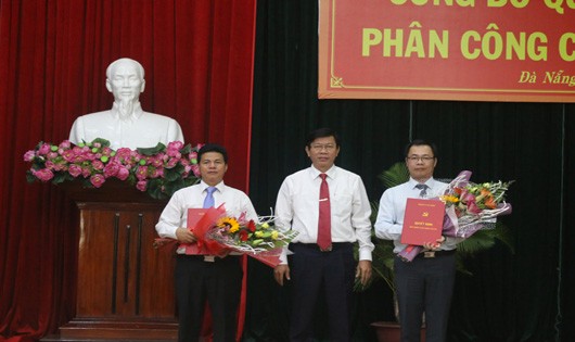 Công bố quyết định luân chuyển cán bộ: Ông Vũ Quang Hùng (bên phải), ông Võ Công Chánh (bên trái)