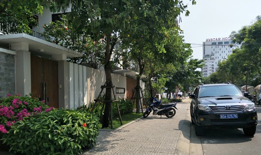 Xe của CQĐT Bộ Công an có mặt tại nhà ông Tuấn