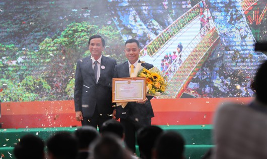 Ông Trần Văn Miên, PCT UBND TP trao tặng bằng khen của Chủ tịch thành phố cho Công ty Cổ phần cáp treo Bà Nà