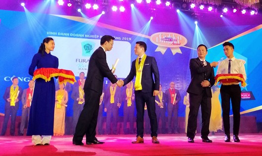 Đại diện Furama Resort nhận giải thưởng