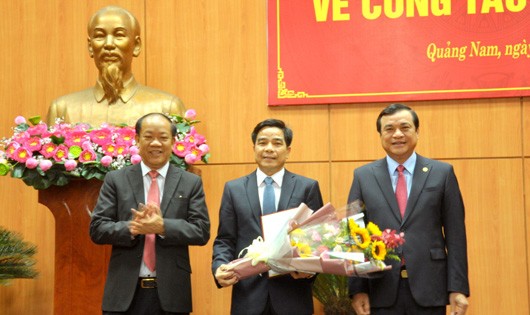 Phó Bí thư Thường trực Tỉnh ủy Quảng Nam Lê Văn Dũng (giữa) nhận hoa chúc mừng từ ông Đình  Văn Thu (bên trái) và ông Phan Việt Cường