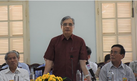 PGS.TS Trần Đình Thiên nêu ý kiến phản biện tại Hội nghị