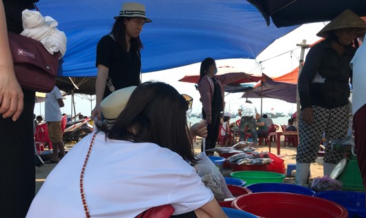 Những lều quán tạm dựng lên ven biển Đà Nẵng