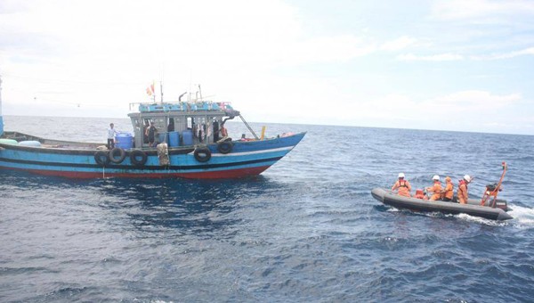 Lai dắt tàu bị nạn trên biển (ảnh tư liệu của Trung tâm tìm kiếm cứu nạn hàng hải khu vực II)