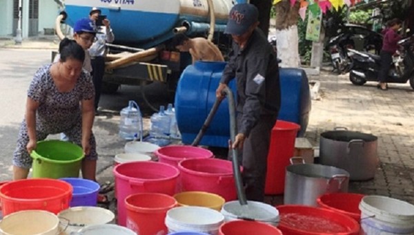 Bơm nước dã chiến hỗ trợ nước sinh hoạc cho người dân ở Đà Nẵng