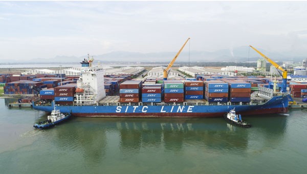 Tàu có tải trọng 22.000 tấn chở hàng hóa cập cảng Chu Lai