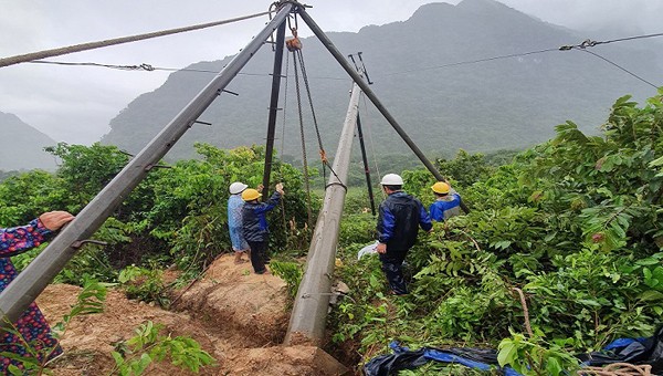 EVNCPV nỗ lực xử lý sự cố lưới điện do mưa lũ miền Trung