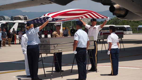 Các quân nhân Hoa Kỳ đang thực hiện các nghi thức tại Lễ hồi hương