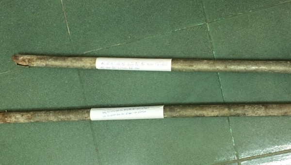 2 cây gậy sắt gây án của nhóm đối tượng
